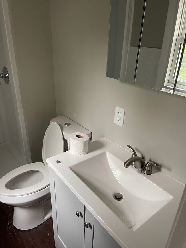 Building Photo - Cozy 1 Bedroom / 2 Bathroom Home in Braddock