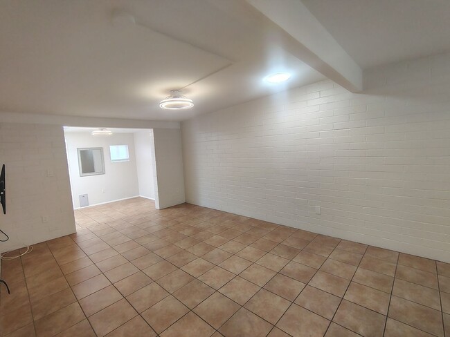 Building Photo - 4001 S Winter Palm Dr