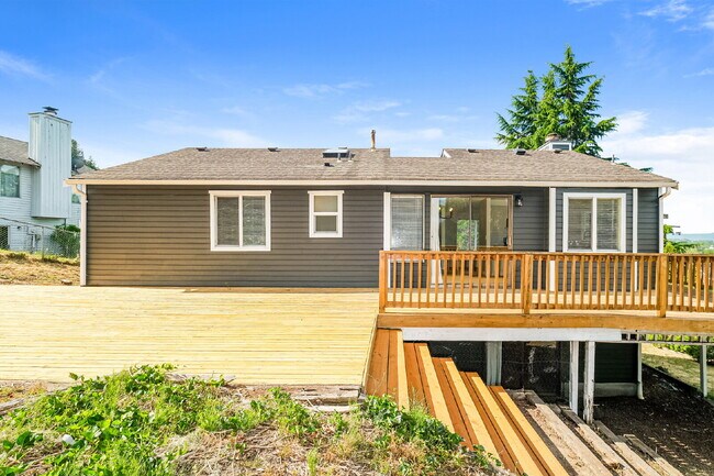 Building Photo - **Fully Remodeled 3+ Bedroom Home with Large Wraparound Deck – $500 OFF FIRST MONTHS RENT BEFORE ...