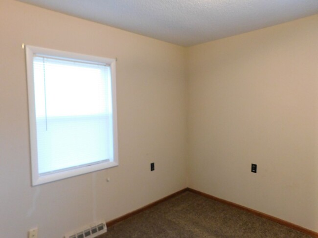 Building Photo - Great 2 bedroom/1 bath home with 2 car gar...