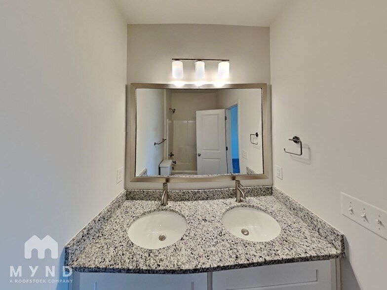 Building Photo - 203 S Skyland Dr