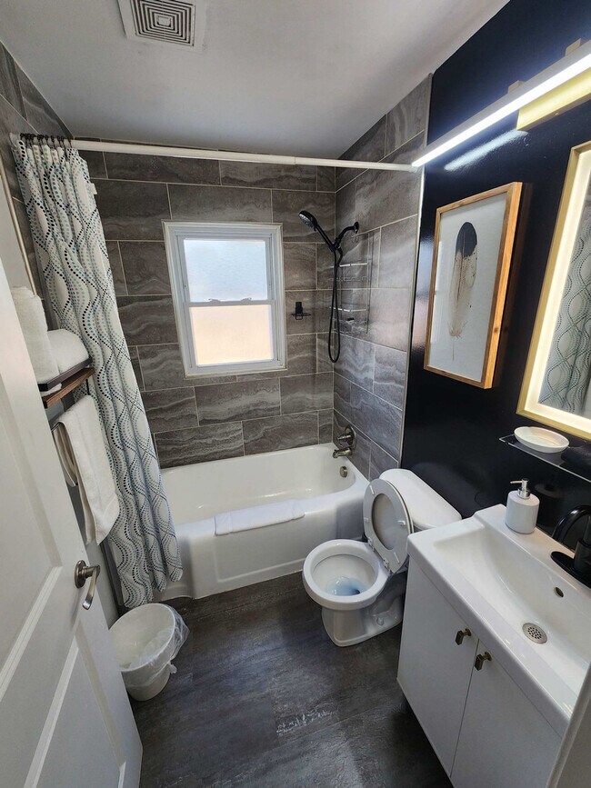 Building Photo - 272 Hoefgen St