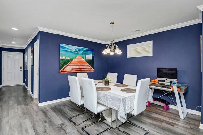Building Photo - Spacious 5-Bedroom, 3-Bath Home with Modern Features in Elgin!