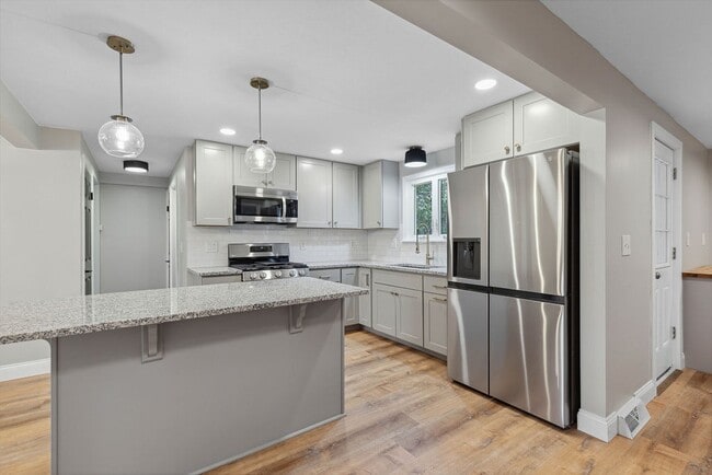 Building Photo - 10 Appleridge St