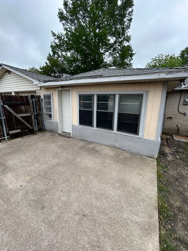 Building Photo - Interested in this home? You clearly have exceptional taste!