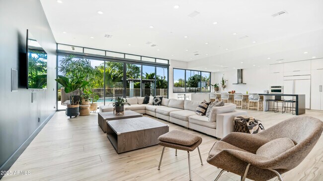 Building Photo - 7417 E Paradise Dr