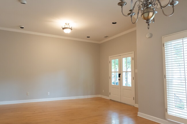 Building Photo - 529 Monteigne Blvd