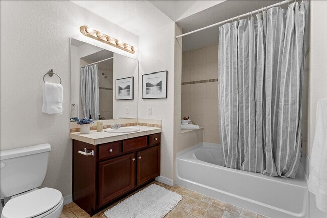 Building Photo - Beautiful 2 Bed 2 Bath Condo Near Rigden Farms!