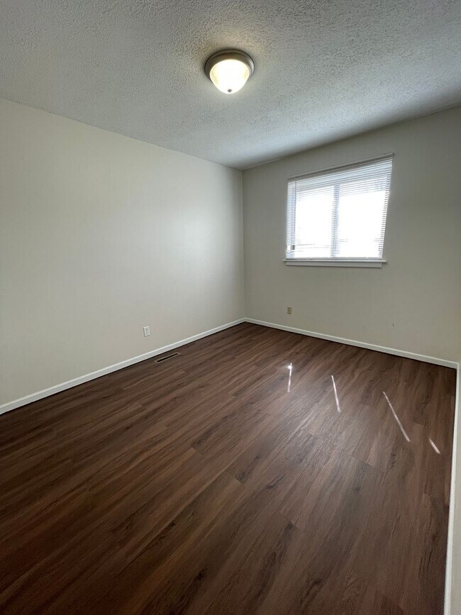 Building Photo - GREAT FAMILY HOME! FULLY FENCED YARD!