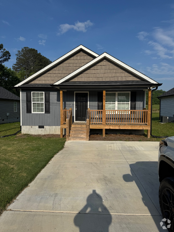 Building Photo - 609 Fondel Ln