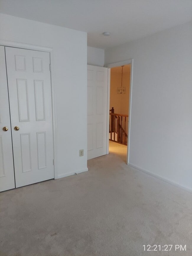 Building Photo - Spacious And Sun-Filled 3 Bedroom 2.5 Bath...