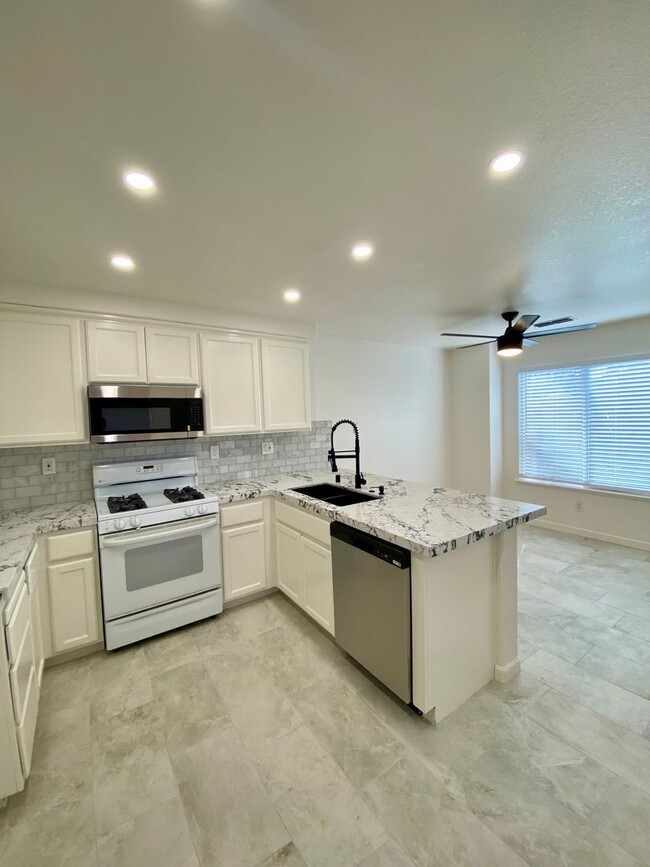 Building Photo - Beautiful 3 bedroom, 2.5 bathroom Rocklin ...