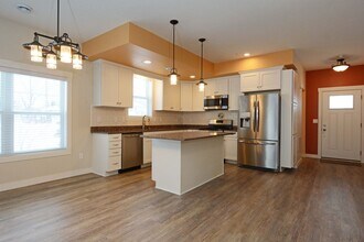 Building Photo - Beautiful 3 BD / 2.25 BA townhome in Rosemount!