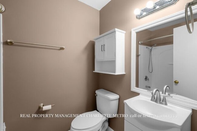 Building Photo - A Cozy Rock Hill Retreat Close to It All