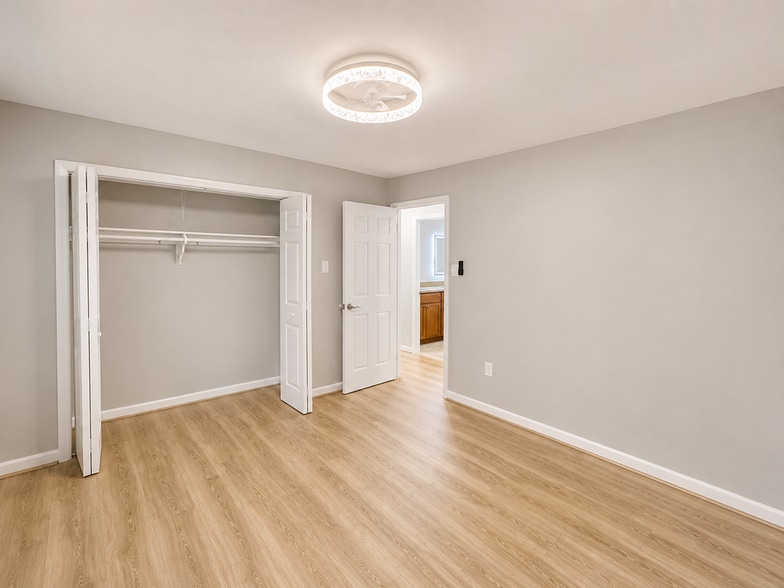 Building Photo - 1260 Kenmore Dr