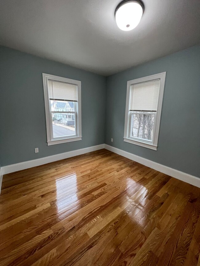 Building Photo - Large 2 Bedrooms Plus a Bonus Room. 2 Full...