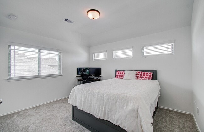 Building Photo - 4722 Crest Hill Dr