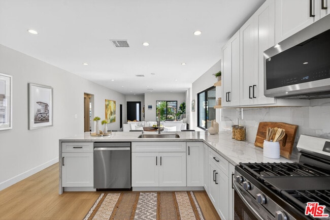 Building Photo - 2931 S Bronson Ave