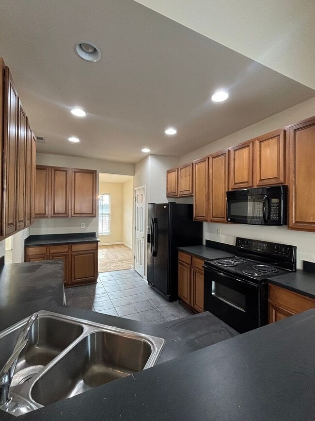 Building Photo - Spacious End Unit 3BR/2.5BA Townhouse