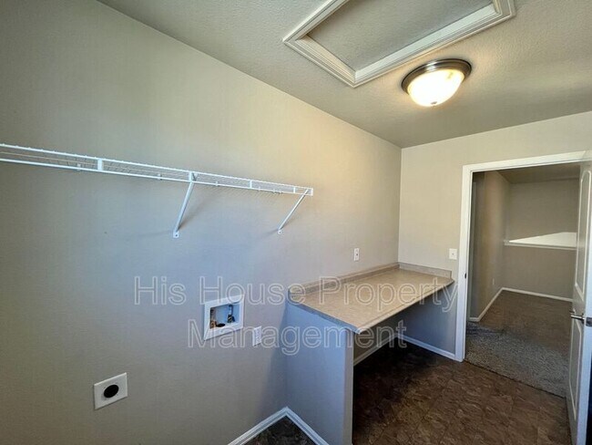 Building Photo - 842 Sunlight Peak Dr