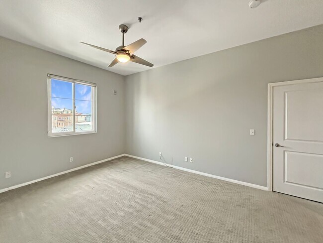 Building Photo - Updated 2B/2BA Condo in Hillcrest W/ Parki...