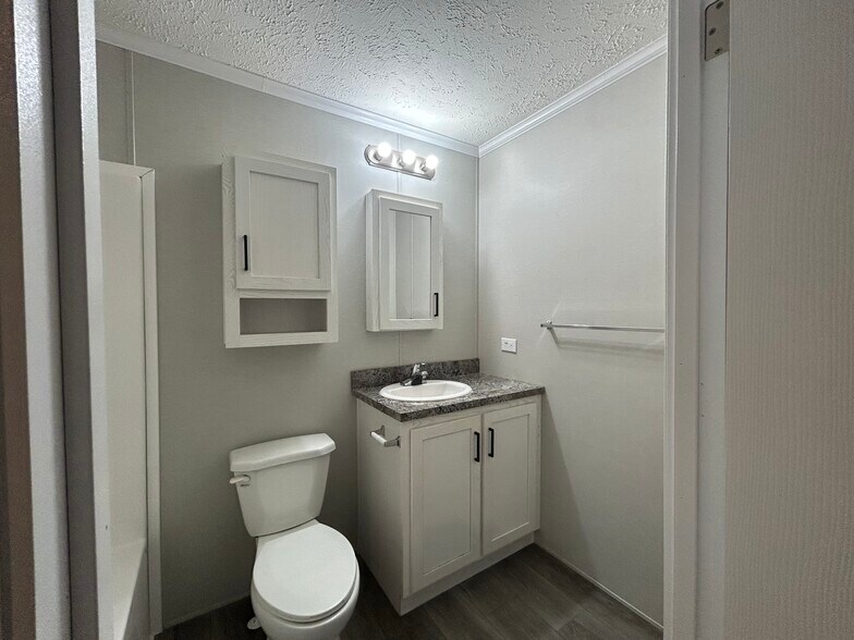 Building Photo - 11424 Oakgrove Dr