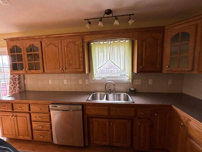 Building Photo - 812 E Spring Dr