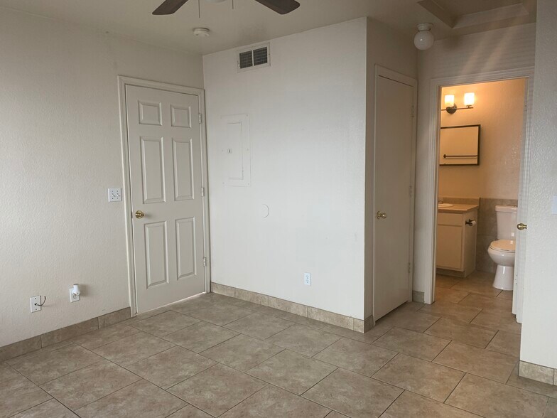 Building Photo - 444 W Ivyglen St