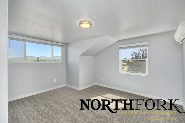 Building Photo - 1110 Manor Dr