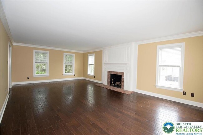 Building Photo - 1528 Wethersfield Dr