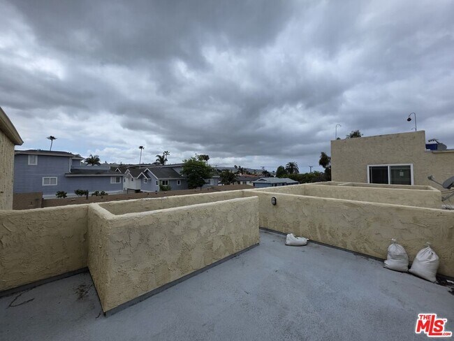 Building Photo - 517 N Francisca Ave