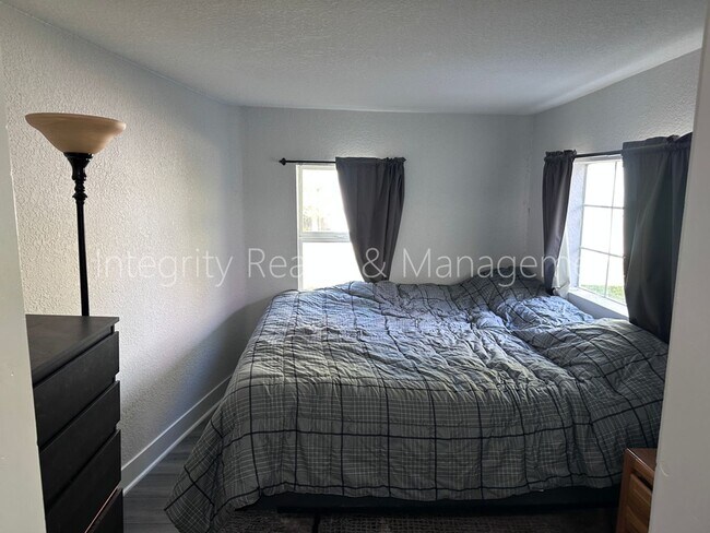 Building Photo - 901 S Alcott St