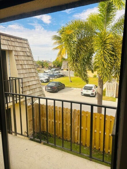 Building Photo - 31 Lake Arbor Dr