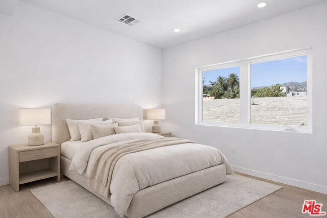 Building Photo - 2115 Beachwood Terrace