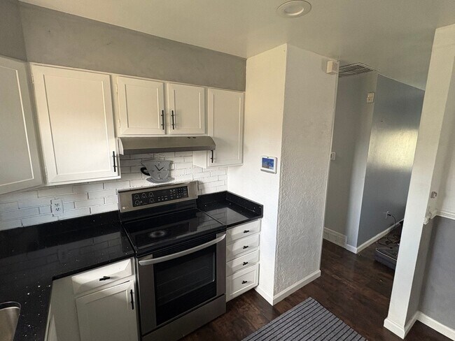 Building Photo - Price update Charming 2BR House (Basement ...