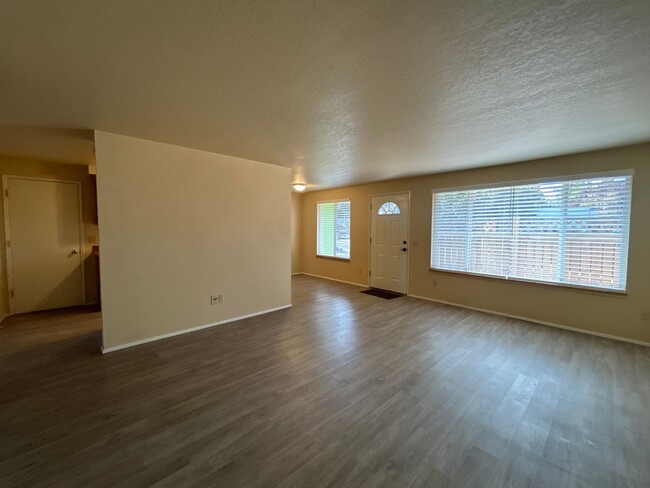 Building Photo - MOVE IN SPECIAL!  Remodeled 2 Bedroom 1 Ba...