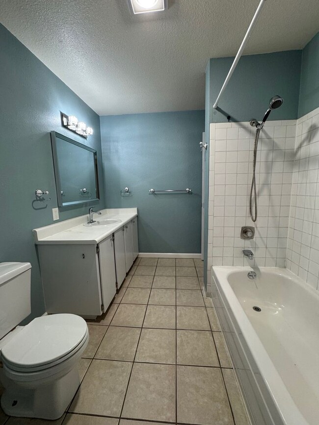 Building Photo - Quiet and beautiful 1 bed 1 bath unit in K...