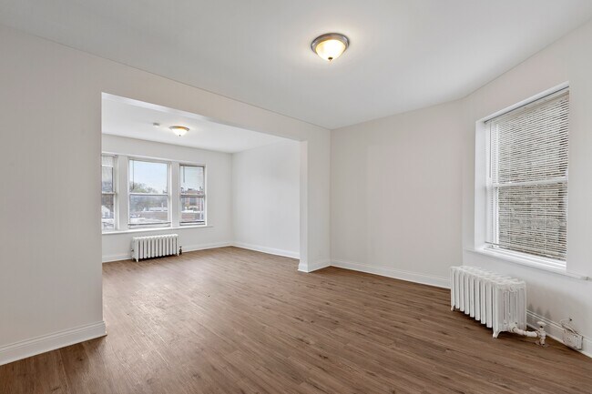 Building Photo - 3722 N Clark St