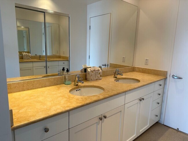 Building Photo - Epic REA: Fabulous 2 BR/2 BA South Beach C...