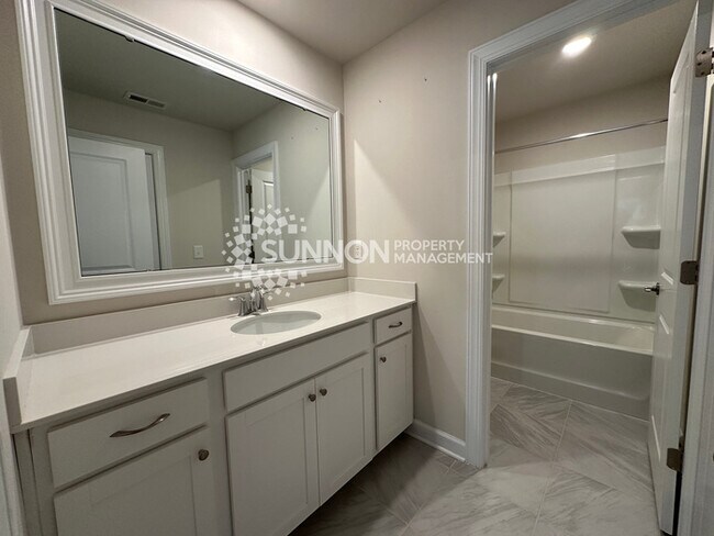 Building Photo - Gorgeous 3 Bed 3 Bath Home in Huntersville