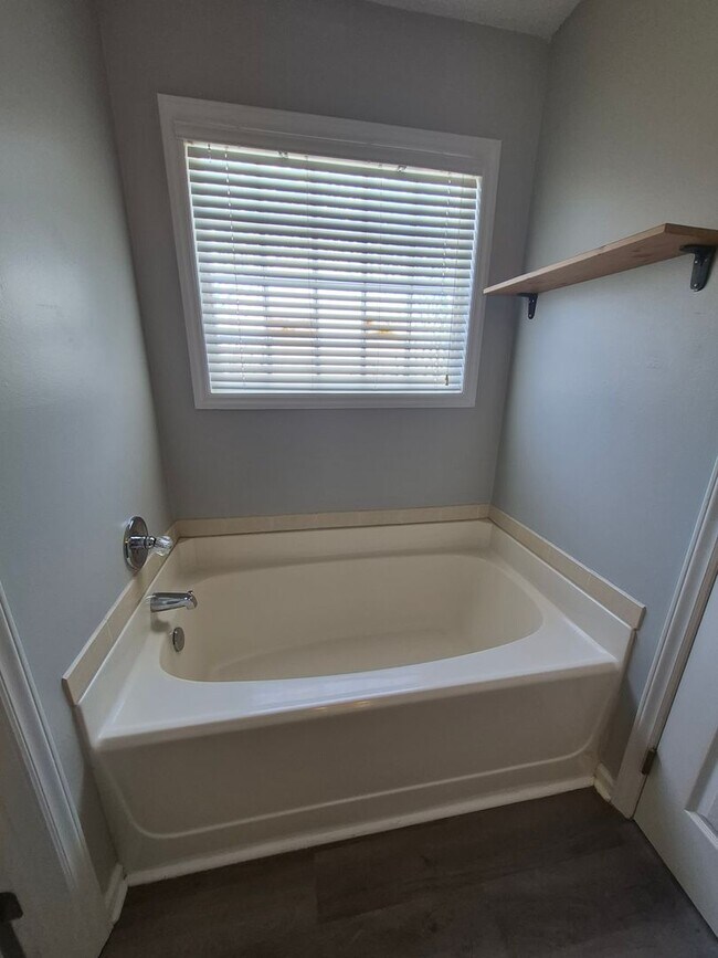 Building Photo - NEW LISTING!!!!!