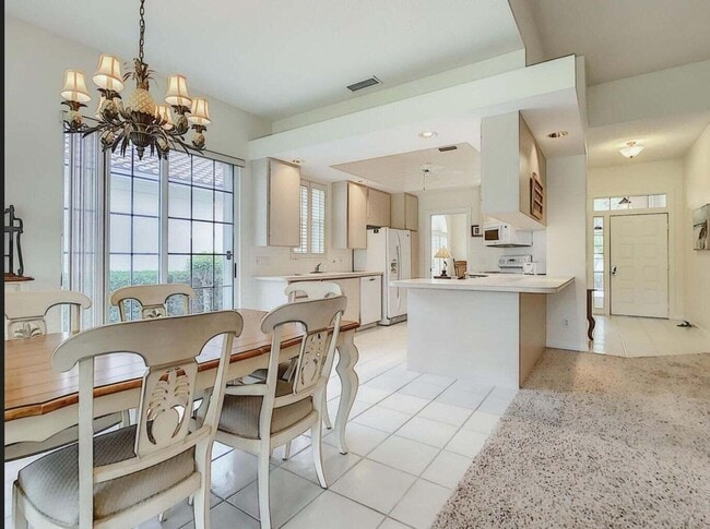 Building Photo - 8533 SE Palm Hammock Ln