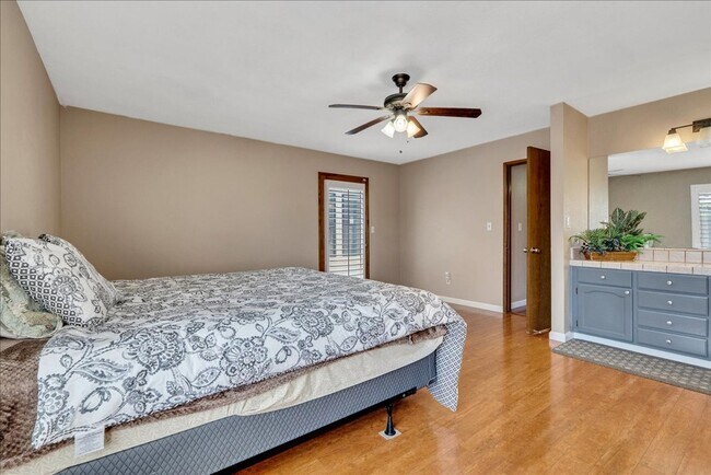Building Photo - This home is loaded with upgrades and space in North Hanford.  Call today!