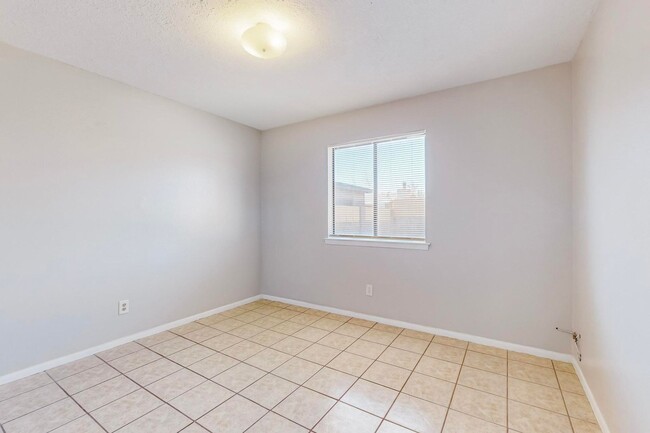 Building Photo - Taylor Ranch 4/BD 2/BA 2/CG