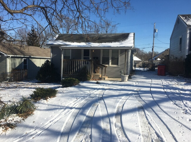 Building Photo - 821 S Saville Ave