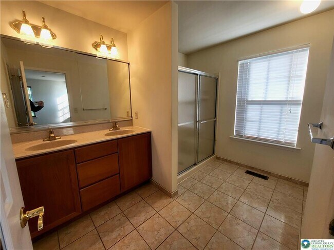 Building Photo - 5215 Spring Ridge Dr E