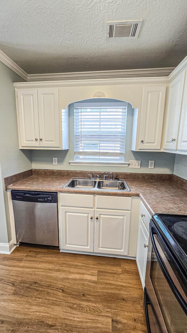 Building Photo - 831 Landing Dr