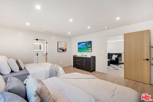 Building Photo - 7966 Mulholland Dr