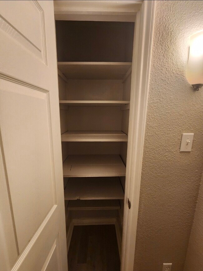 Building Photo - Take a look inside! 4 bed 2 bath with 3 car garage