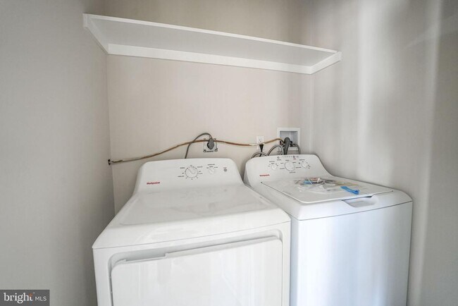 Building Photo - 8665 Center Rd